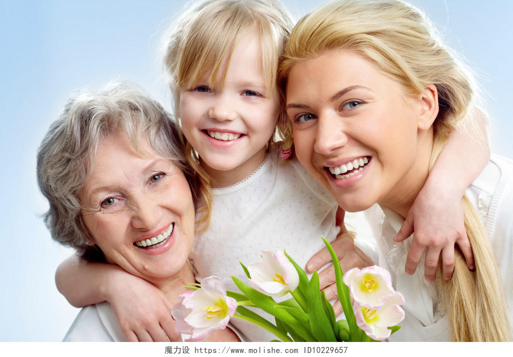 蓝色背景上快乐女孩拥抱母亲祖母幸福一家人笑容笑脸母亲节